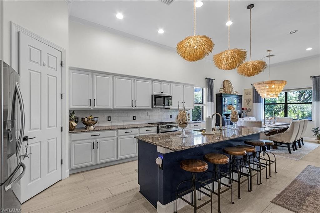 16213 Camden Lakes Cir, Naples, FL 34110-6