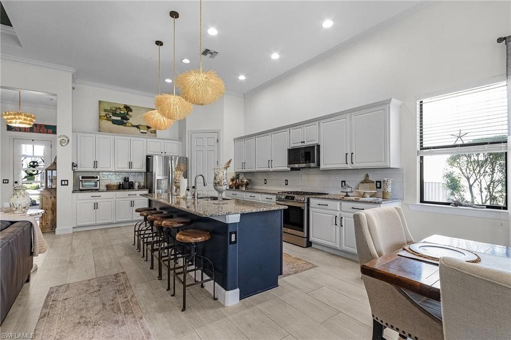 16213 Camden Lakes Cir, Naples, FL 34110-7