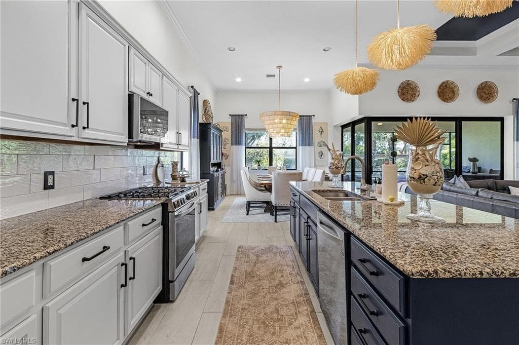 16213 Camden Lakes Cir, Naples, FL 34110-8