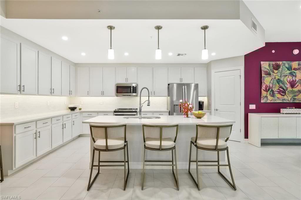 190 Indies Dr E 102, Naples, FL 34114-9