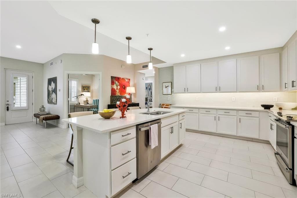 190 Indies Dr E 102, Naples, FL 34114-13