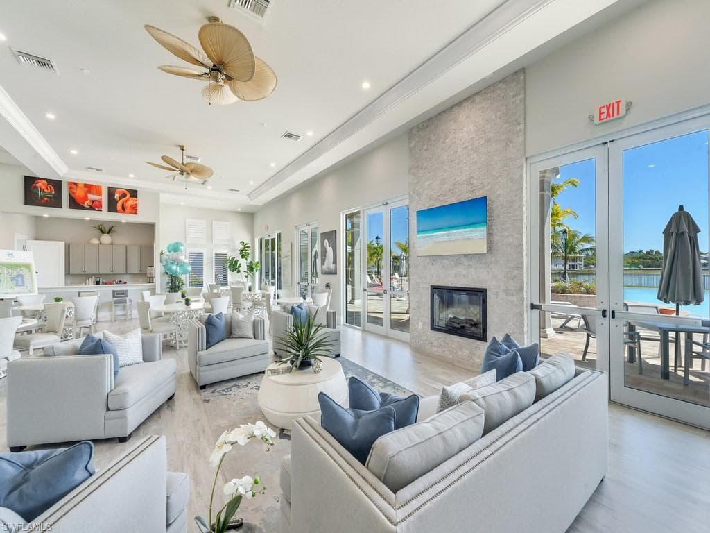 190 Indies Dr E 102, Naples, FL 34114-31