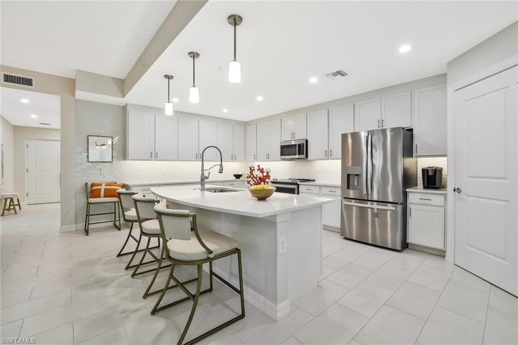 190 Indies Dr E 102, Naples, FL 34114-8