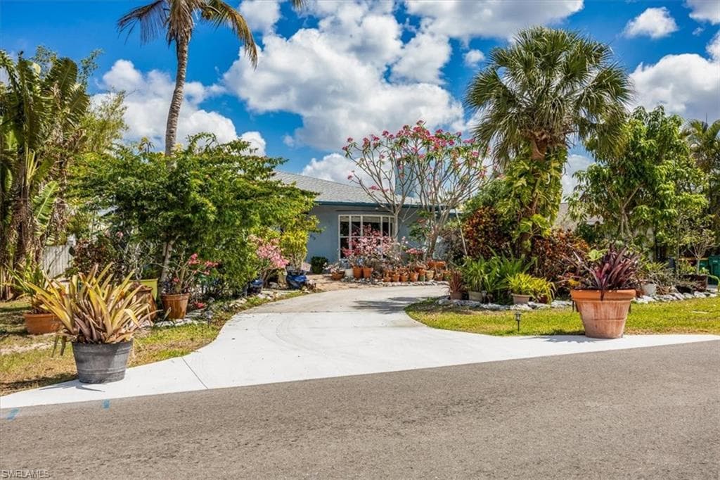 813 105th Ave N, Naples, FL 34108-1