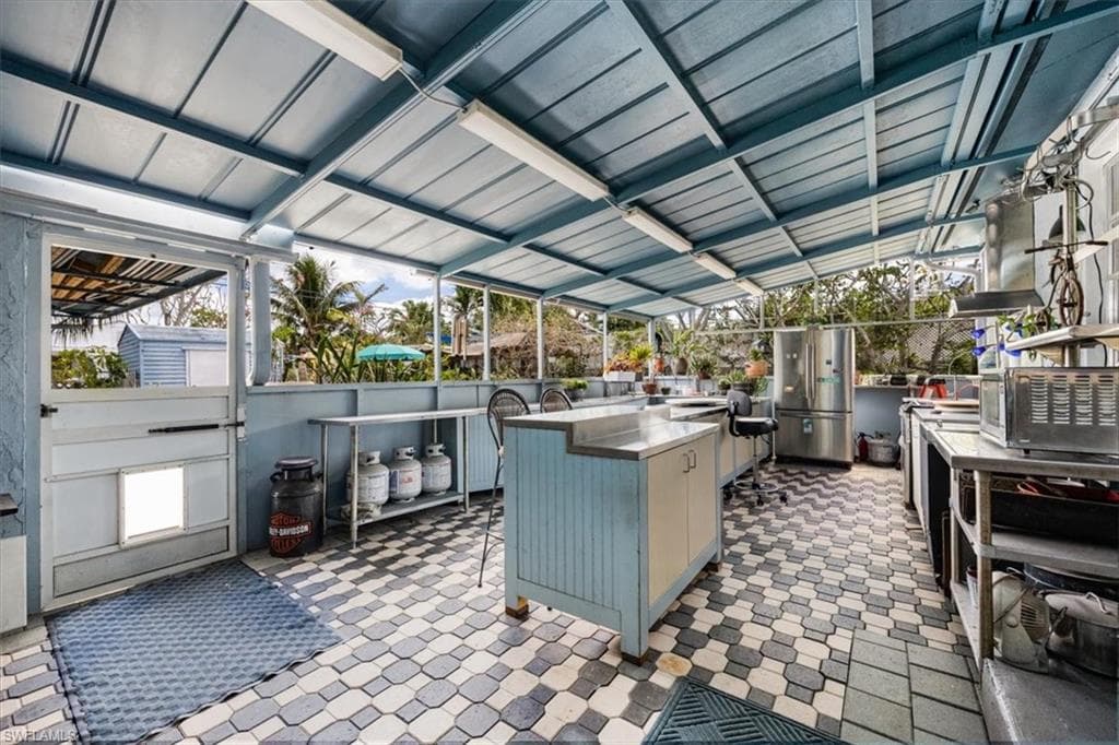 813 105th Ave N, Naples, FL 34108-19