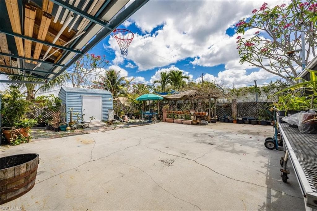 813 105th Ave N, Naples, FL 34108-22