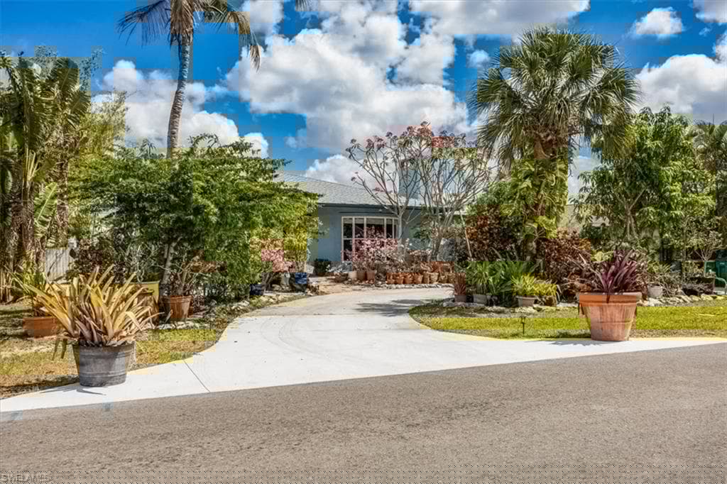 813 105th Ave N, Naples, FL 34108-2