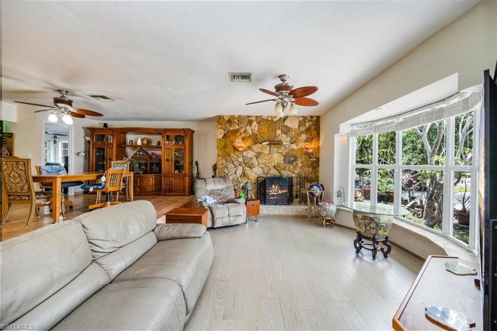 813 105th Ave N, Naples, FL 34108-4