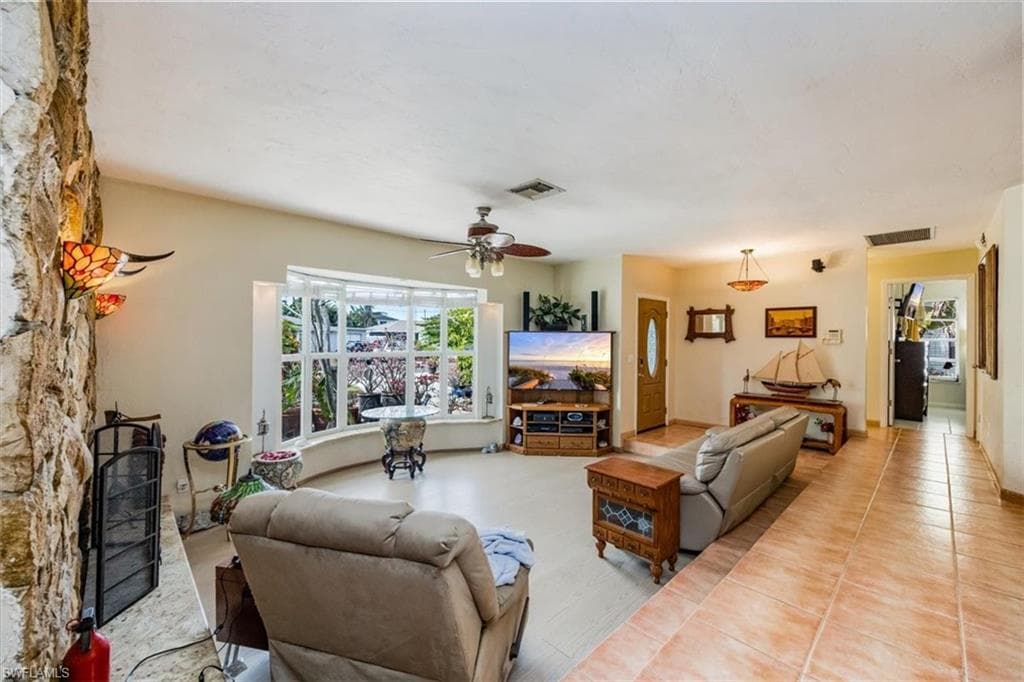 813 105th Ave N, Naples, FL 34108-6