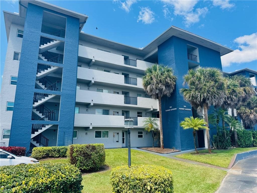 190 Pebble Beach Blvd 304, Naples, FL 34113-3