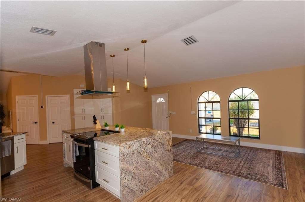 919 16th St, Cape Coral, FL 33990-9