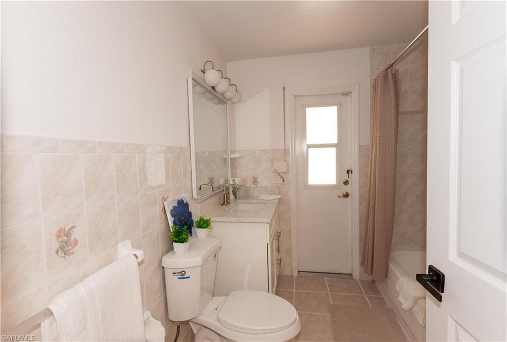 919 16th St, Cape Coral, FL 33990-26