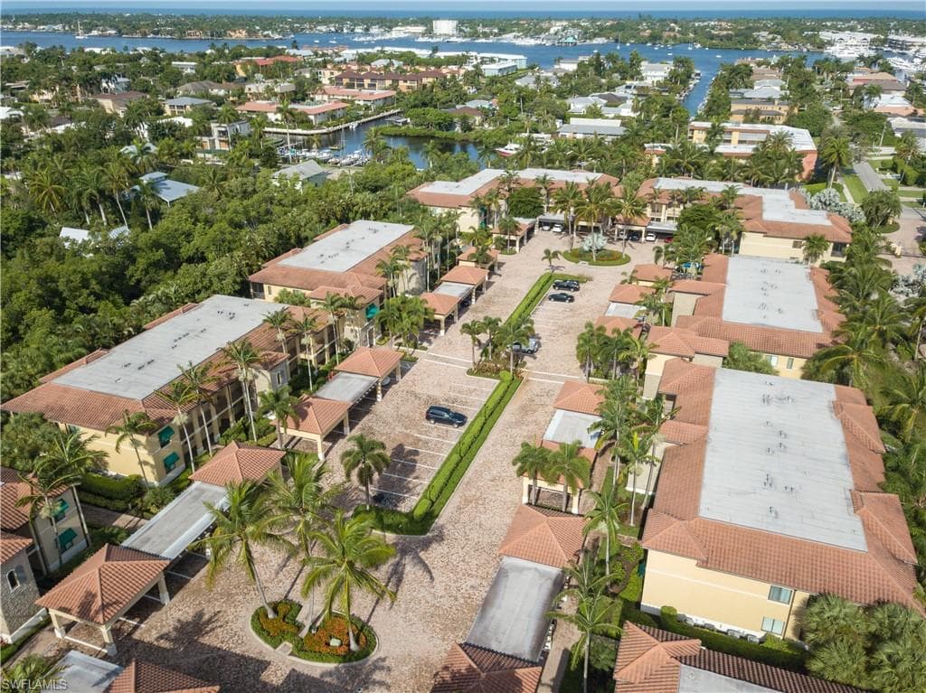 985 Sandpiper St I-206, Naples, FL 34102-35