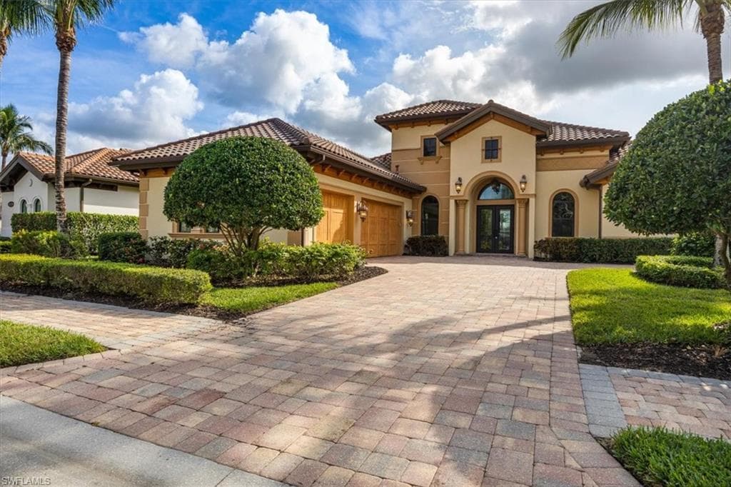 6504 Costa Cir, Naples, FL 34113-3