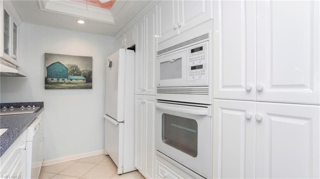 555 Park Shore Dr B411, Naples, FL 34103-15