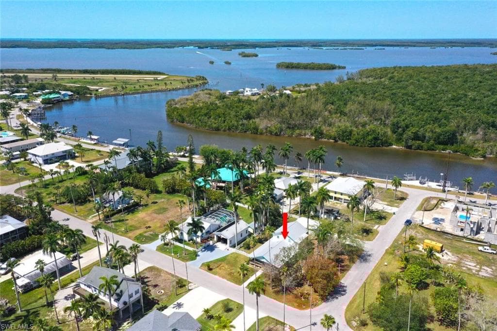 202 Allen Ave, Everglades City, FL 34139-1