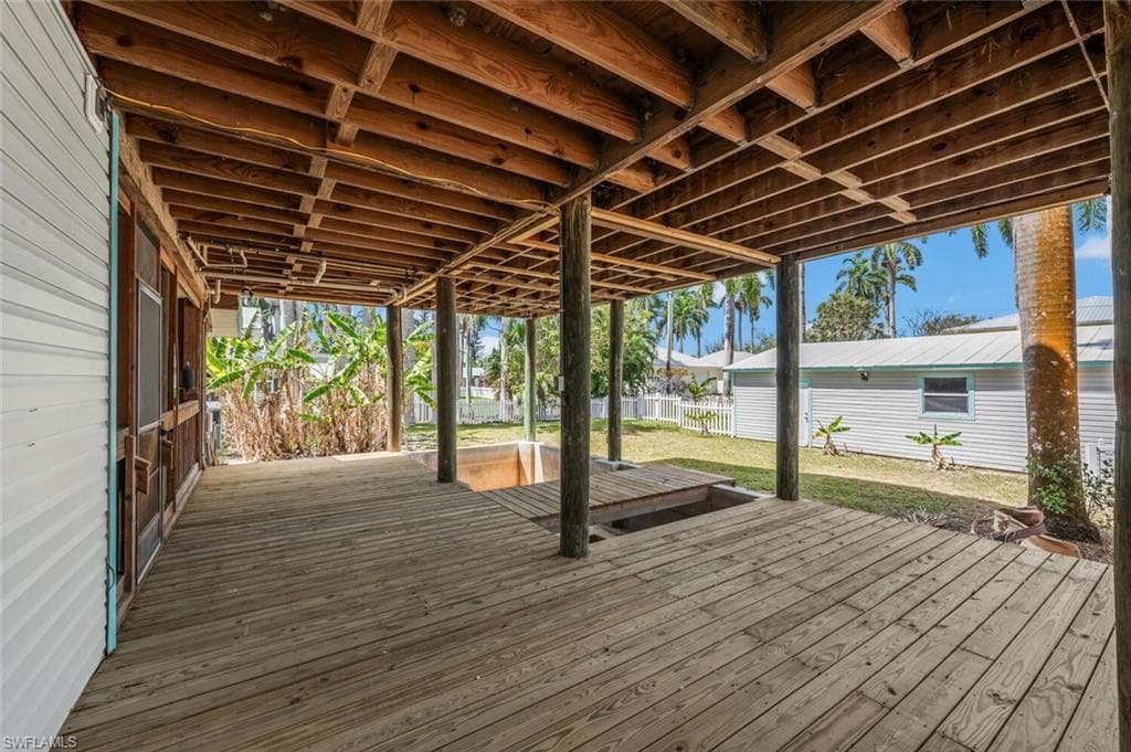 202 Allen Ave, Everglades City, FL 34139-30
