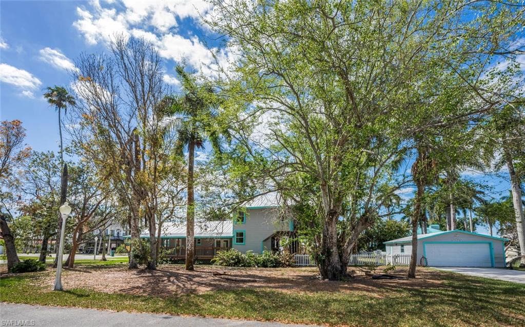 202 Allen Ave, Everglades City, FL 34139-34
