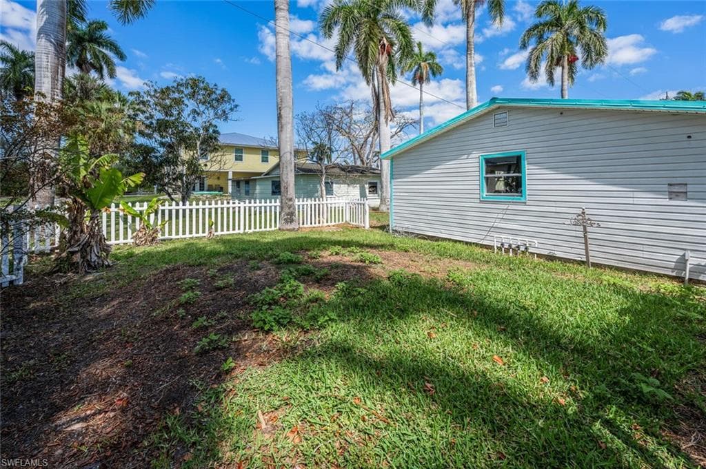 202 Allen Ave, Everglades City, FL 34139-37