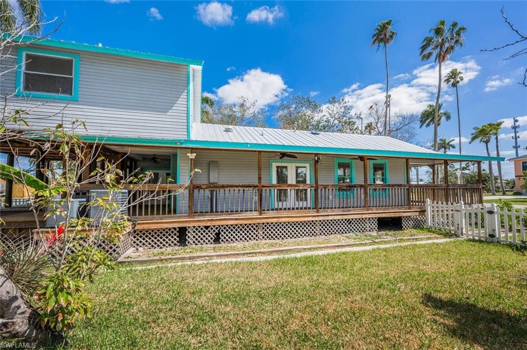 202 Allen Ave, Everglades City, FL 34139-38