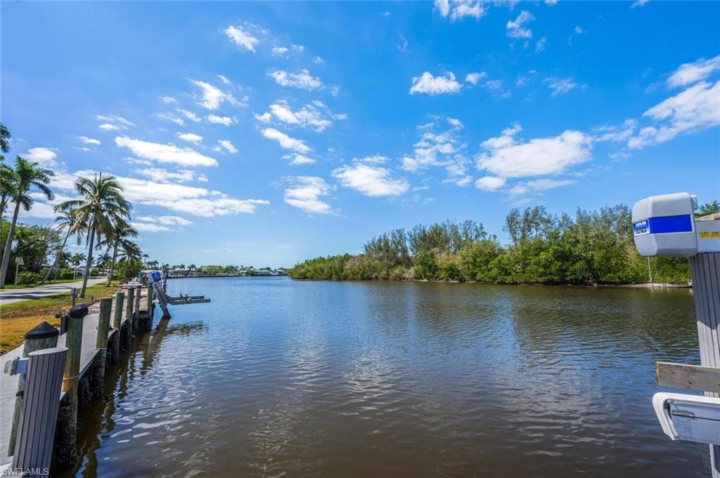202 Allen Ave, Everglades City, FL 34139-45