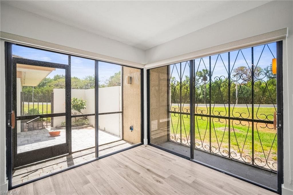 517 Lake Louise Cir 101, Naples, FL 34110-34