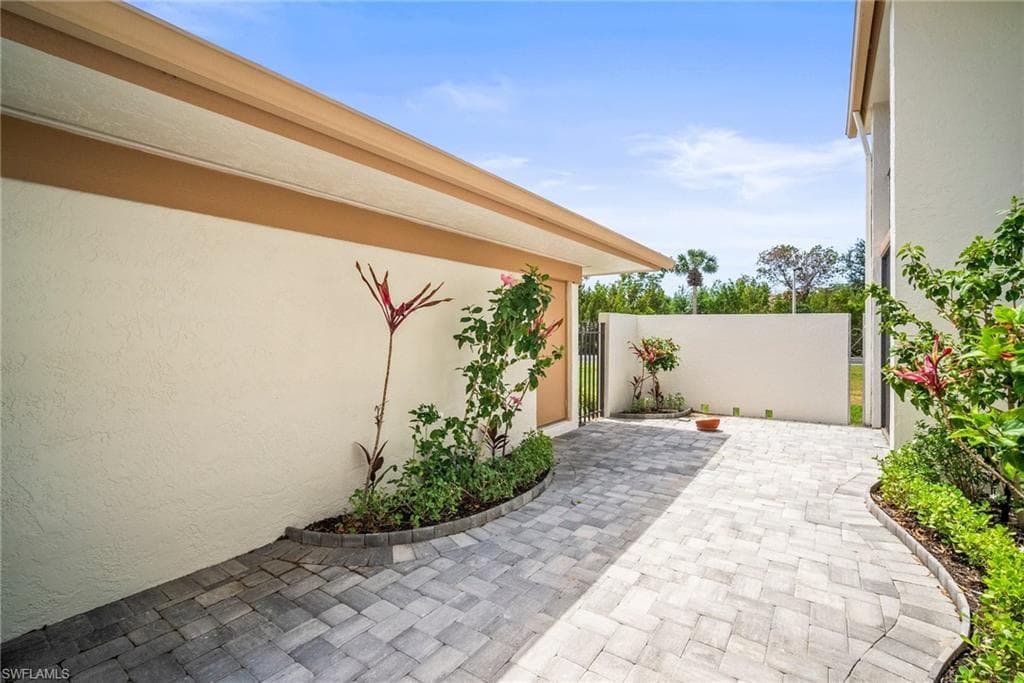 517 Lake Louise Cir 101, Naples, FL 34110-37