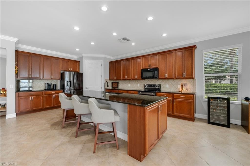 8637 Julia Ln, Naples, FL 34114-9