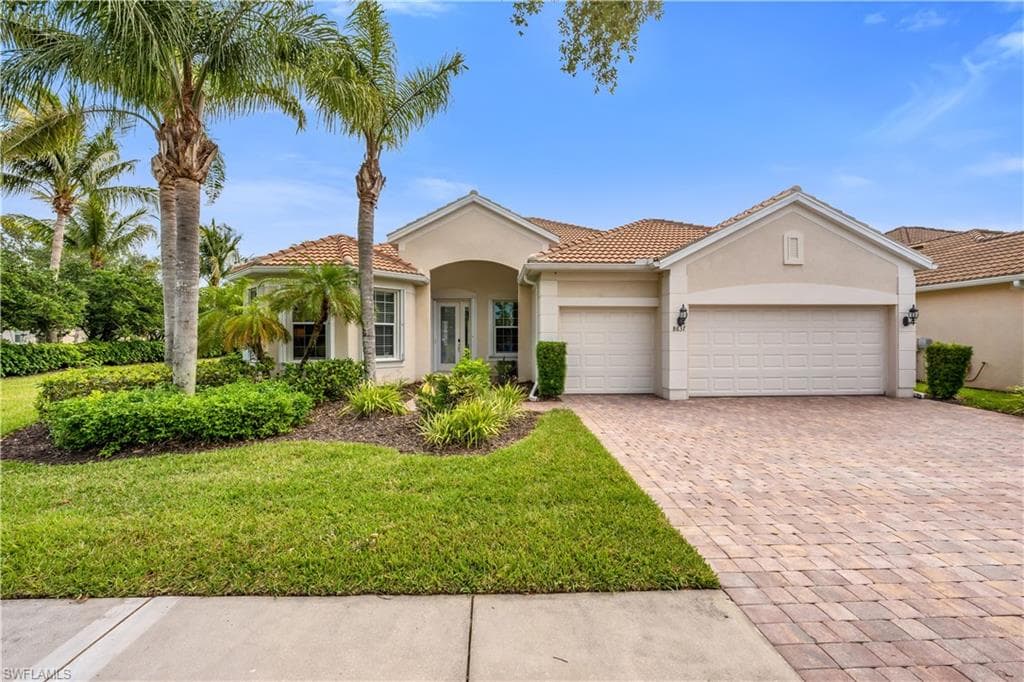 8637 Julia Ln, Naples, FL 34114-2
