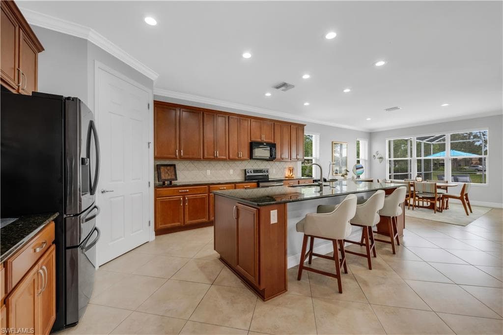8637 Julia Ln, Naples, FL 34114-8