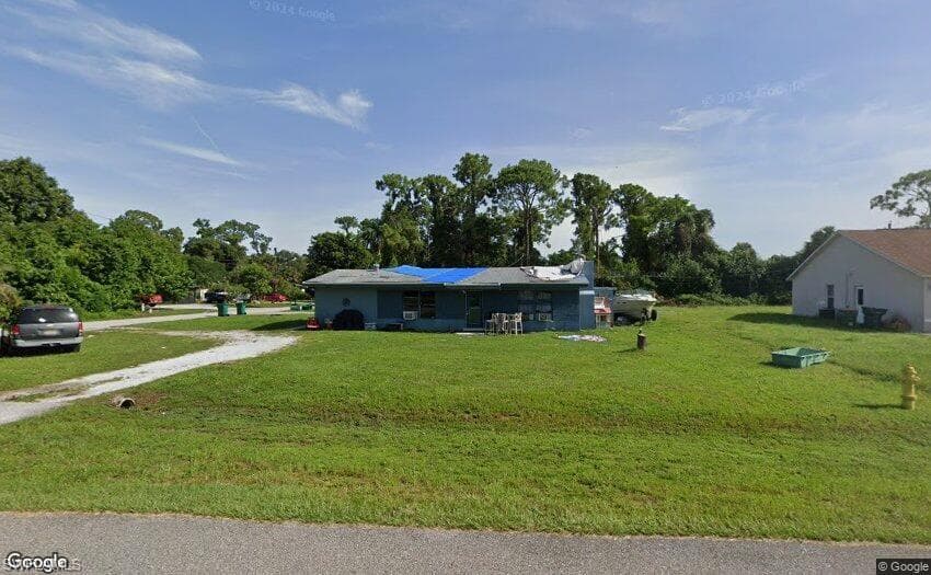 5231 Confederate Dr, Naples, FL 34113-1