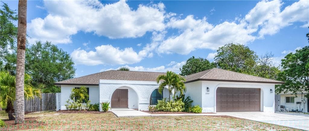 2521 Longboat Dr, Naples, FL 34104-4