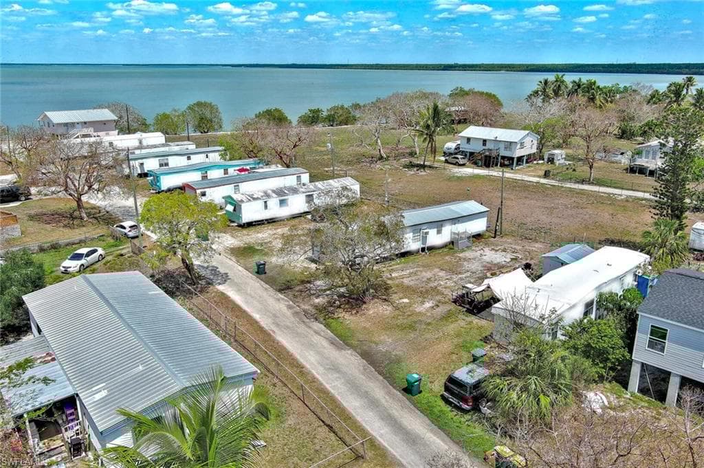 1165 Rewis Dr, Chokoloskee, FL 34138-3