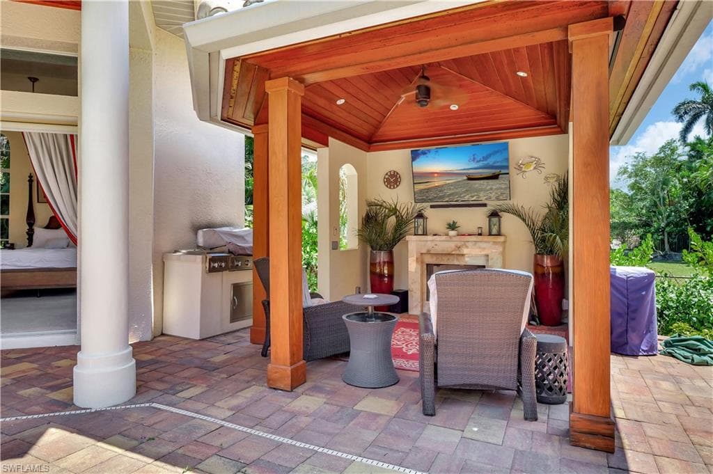2363 Crayton Rd, Naples, FL 34103-17