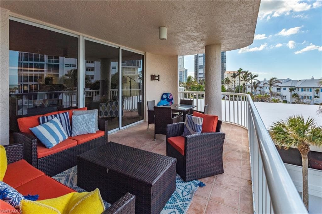 40 Seagate Dr 202a, Naples, FL 34103-17