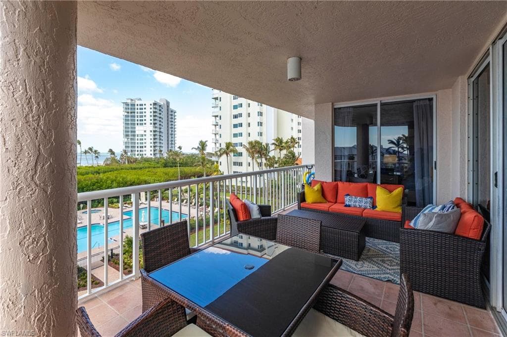 40 Seagate Dr 202a, Naples, FL 34103-18