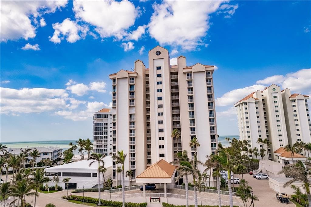 40 Seagate Dr 202a, Naples, FL 34103-1