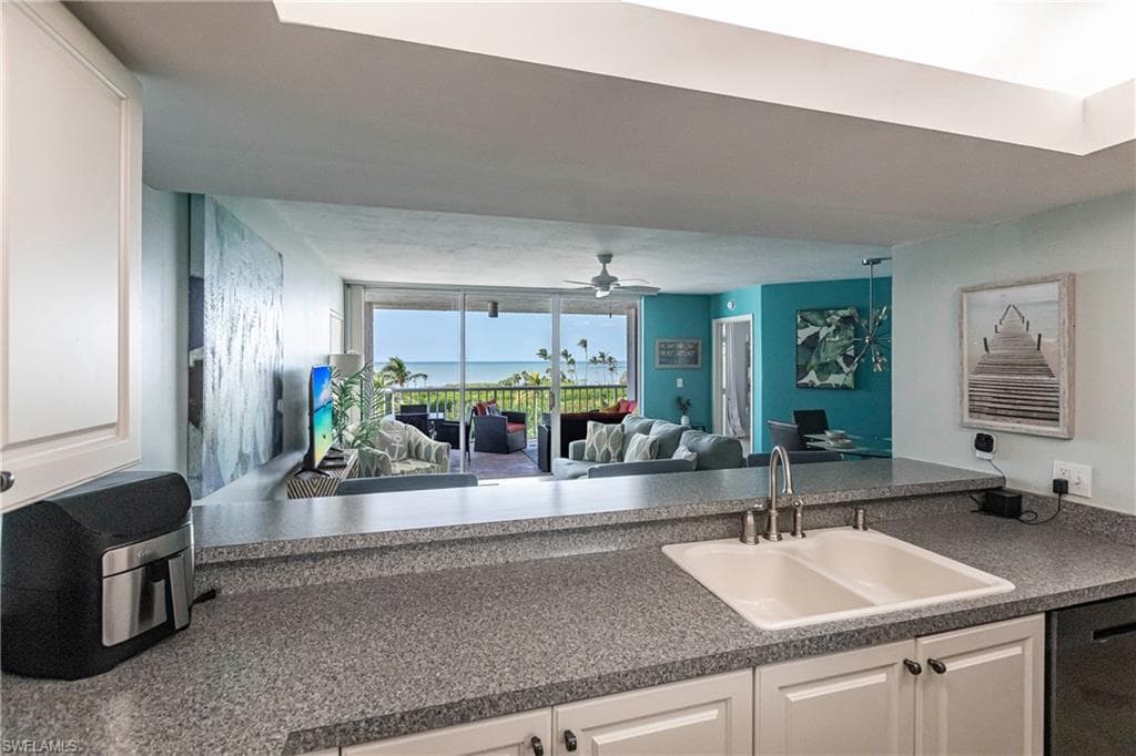 40 Seagate Dr 202a, Naples, FL 34103-22