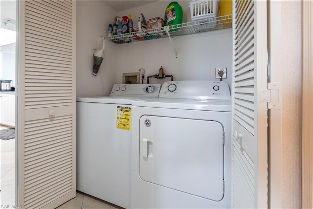 40 Seagate Dr 202a, Naples, FL 34103-35