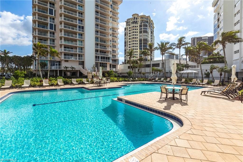 40 Seagate Dr 202a, Naples, FL 34103-38