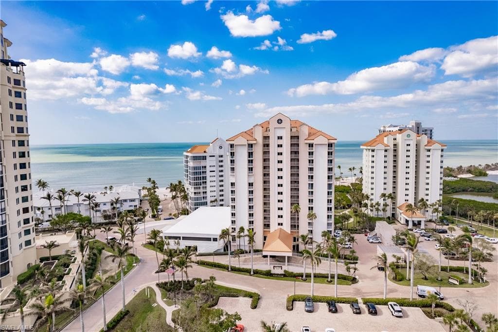 40 Seagate Dr 202a, Naples, FL 34103-3