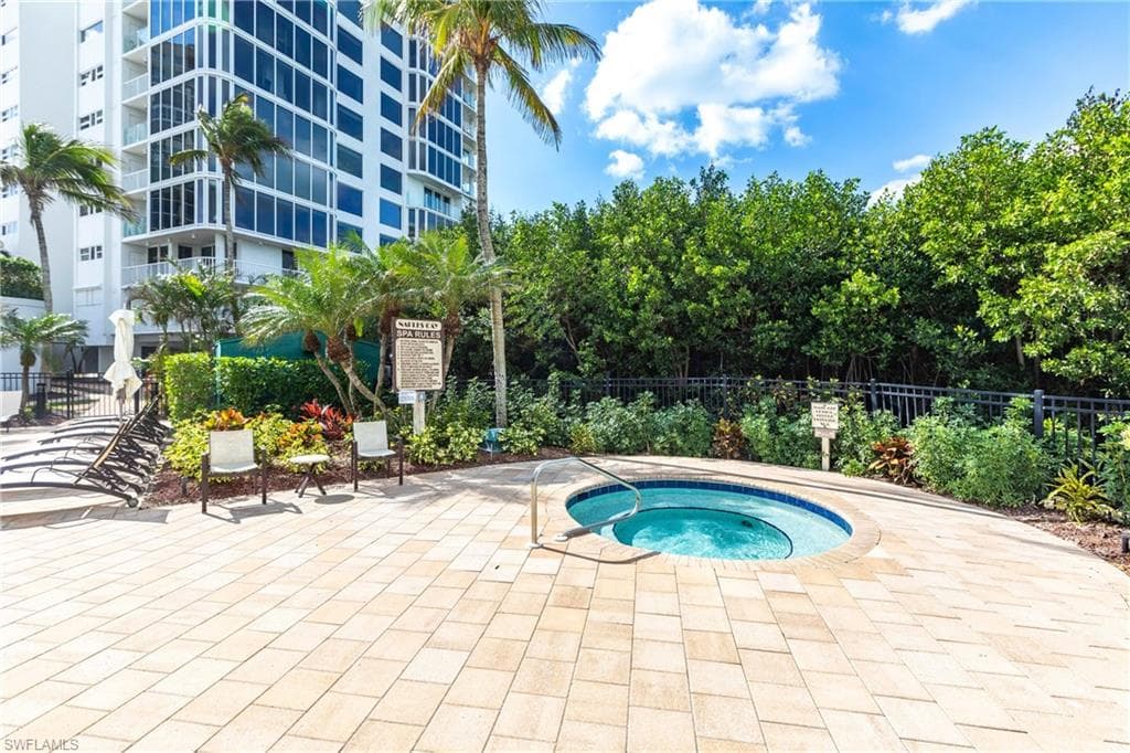 40 Seagate Dr 202a, Naples, FL 34103-39