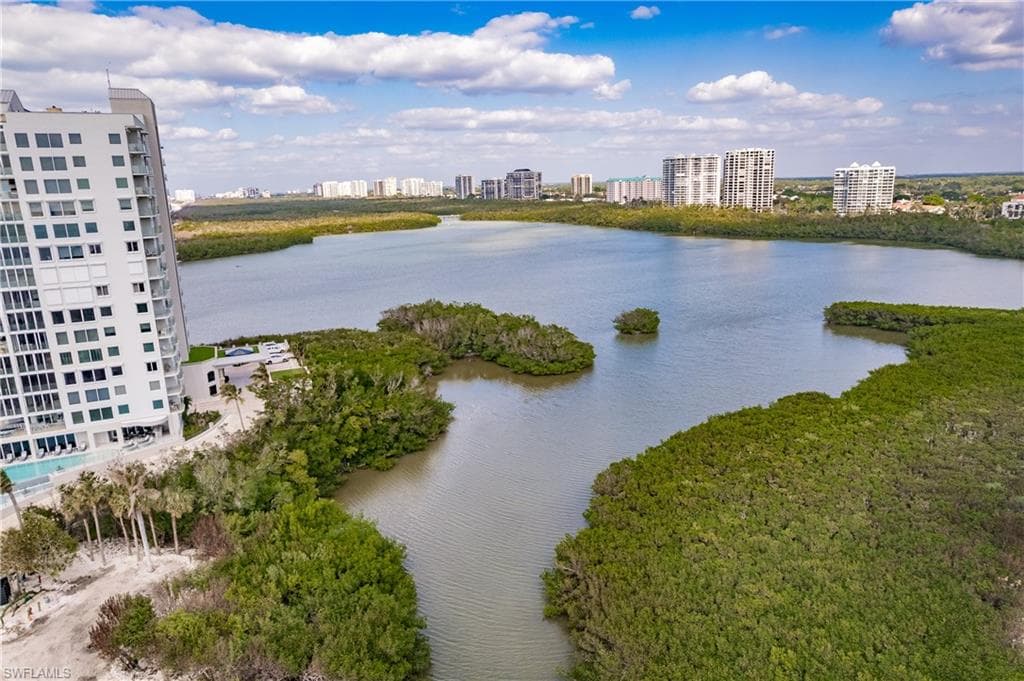 40 Seagate Dr 202a, Naples, FL 34103-5