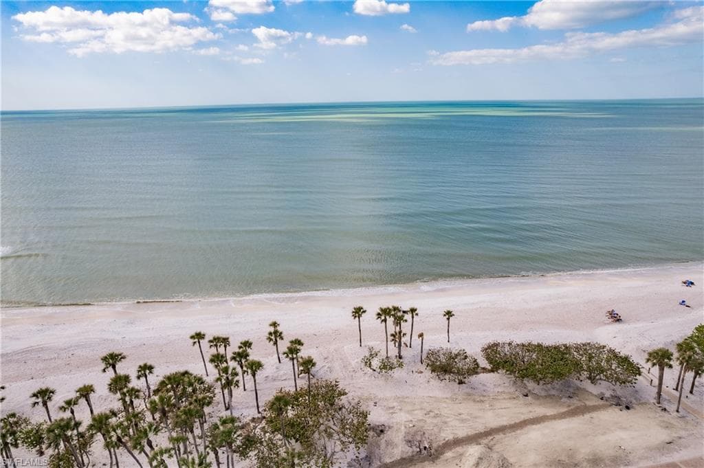 40 Seagate Dr 202a, Naples, FL 34103-8