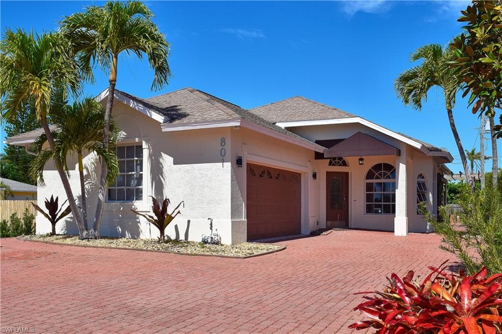 801 99th Ave N, Naples, FL 34108-1