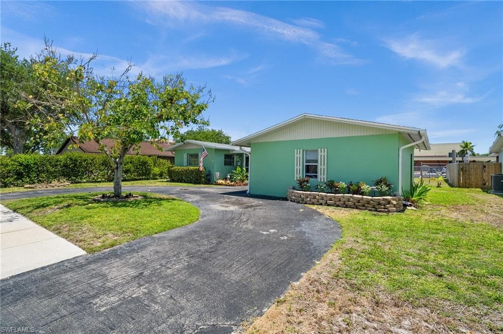 1280 22nd Ave N, Naples, FL 34103-1