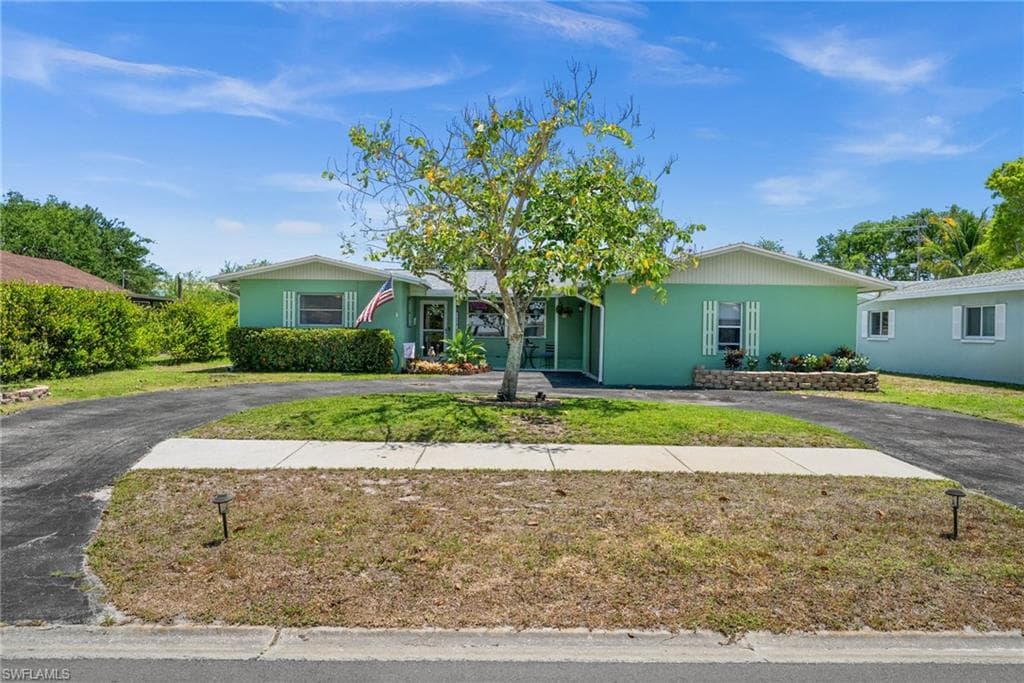 1280 22nd Ave N, Naples, FL 34103-3