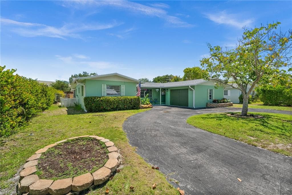 1280 22nd Ave N, Naples, FL 34103-4