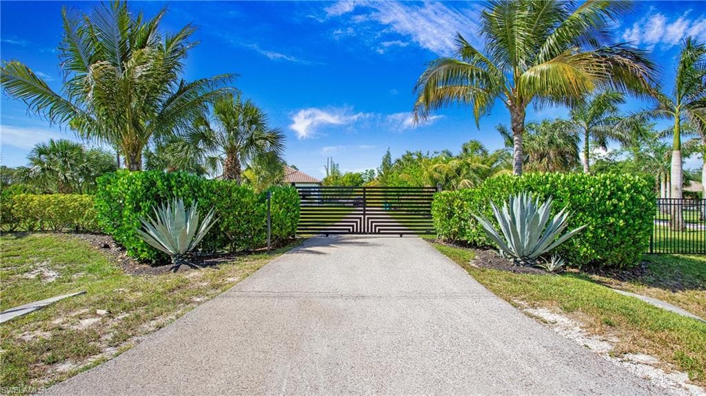 6341 Green Blvd, Naples, FL 34116-3