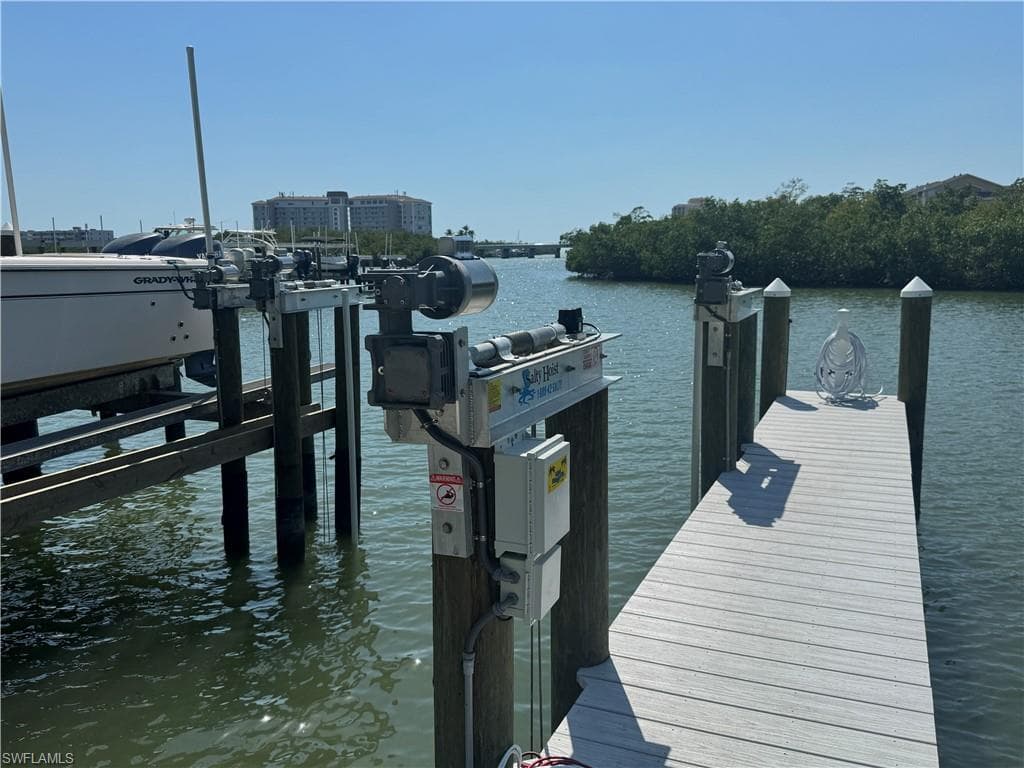 400 Bay Club Dr, Naples, FL 34110-4